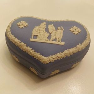 Vintage Classic Wedgwood blue/white  heart shaped covered box, England